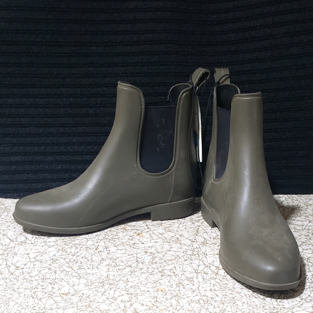 New Day Waterproof Rubber Boots Size 6 NWT